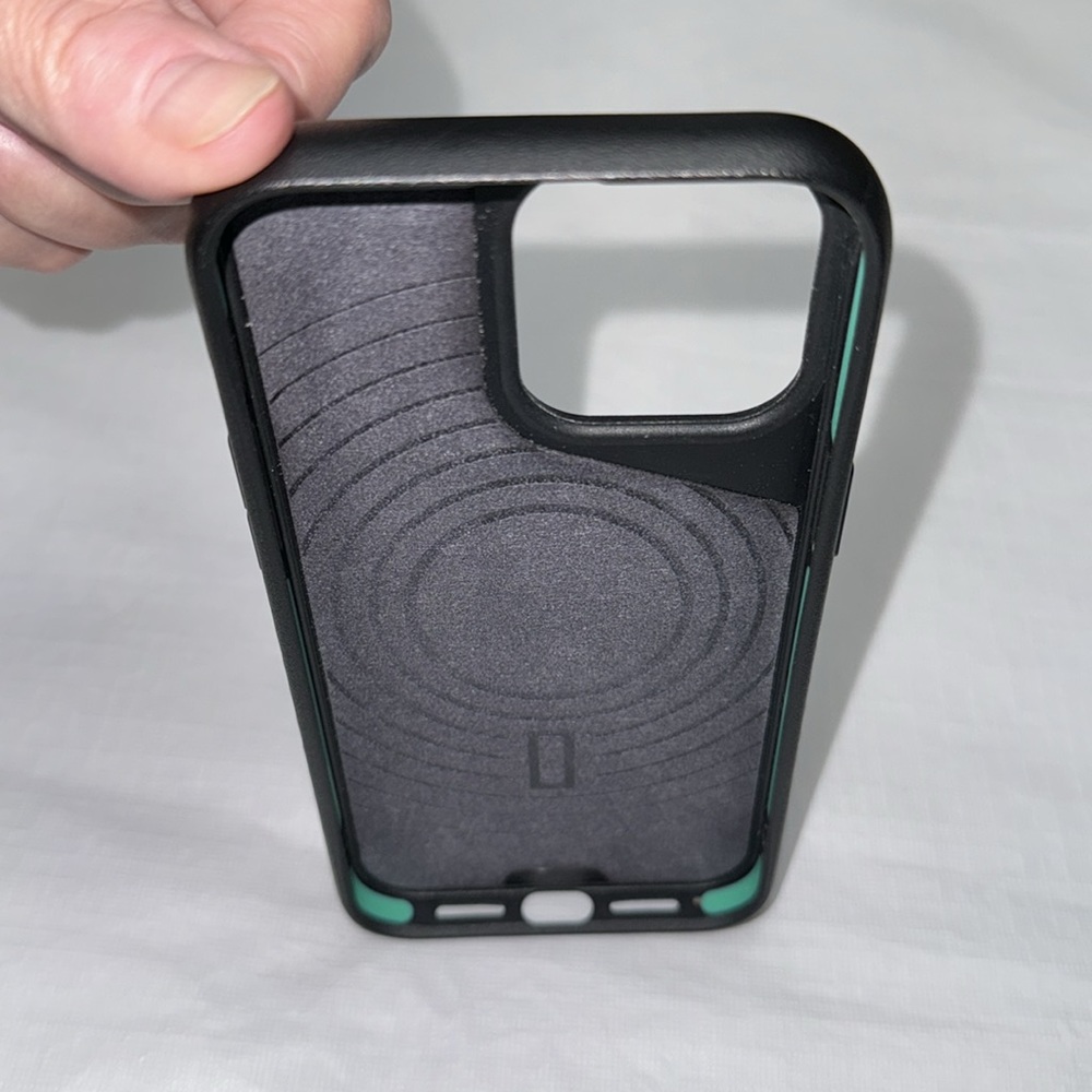 IPhone 14 Max Pro Mous MagSafe Compatible Aramid Fibre Phone Case - Picture 6 of 9
